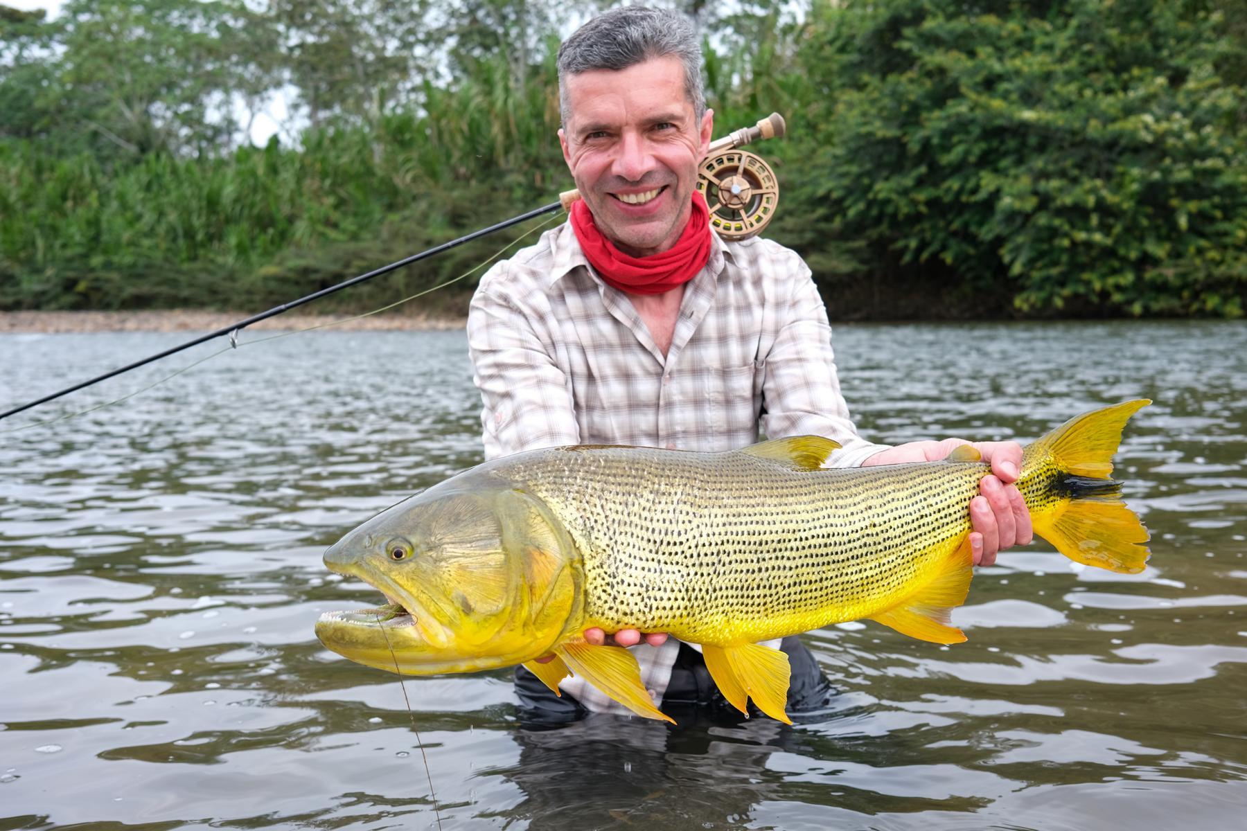 K1600_International Flyfishers Club – Tsimane – J. Weber mit schönem Dorado. International-Flyfishers-Club-Tsimane-J.-Weber-mit-schoenem-Dorado