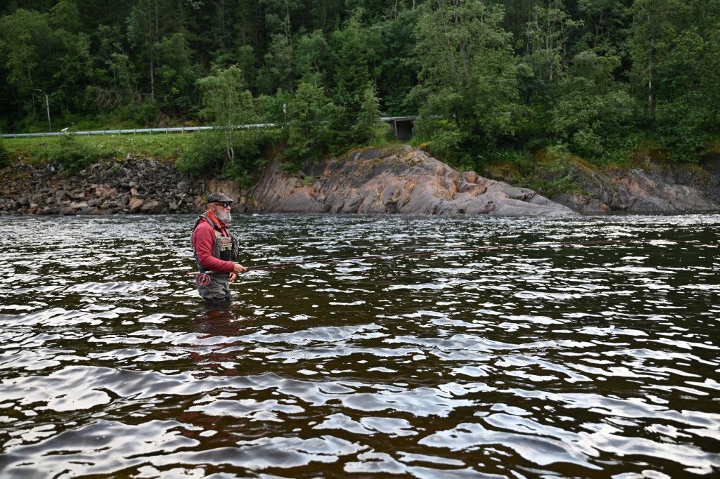 Mikael Frödin befischt den mittleren Bridge Pool